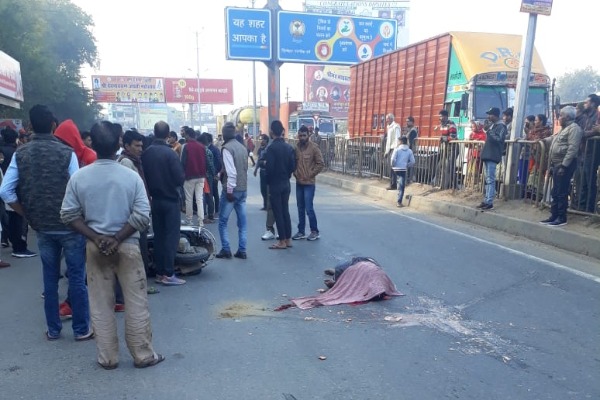 a-truck-hit-activa-and-one-dead-in-gwalior-mp