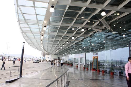 एयर इंडिया की फ्लाइट रद्द होने पर भड़के यात्री, एयरपोर्ट पर किया जमकर हंगामा