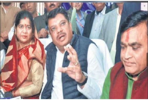 mla-angry-at-the-officers-in-front-of-the-minister-in-gwalior