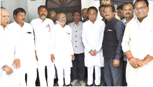 -Second-consecutive-blow-to-the-BSP-khajuraho-these-leaders-also-join-congress-