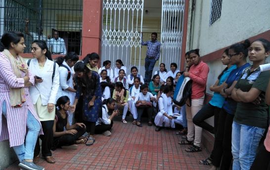 छात्रावास अधीक्षिका के खिलाफ छात्राओं का जोरदार हंगामा, तत्काल हटाने की मांग
