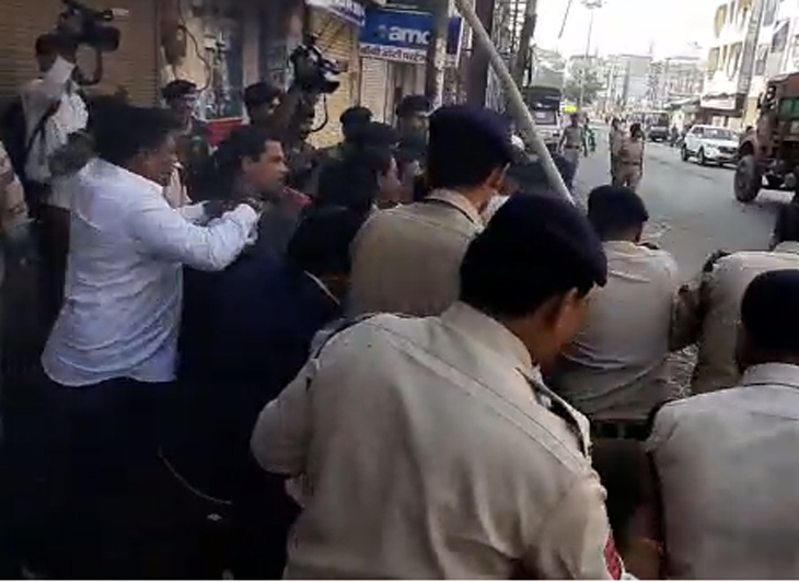 बिना अनुमित कांग्रेसियों का प्रदर्शन, पुलिस से झड़प, हिरासत में लिया