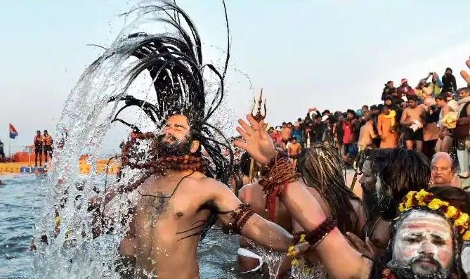 नर्मदा गौ कुंभ के अंतिम दिन साधु-संतों ने किया शाही स्नान
