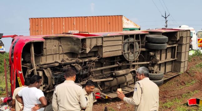 बुरहानपुर से इंदौर जा रही बस अनियंत्रित होकर पलटी, 35 यात्री घायल