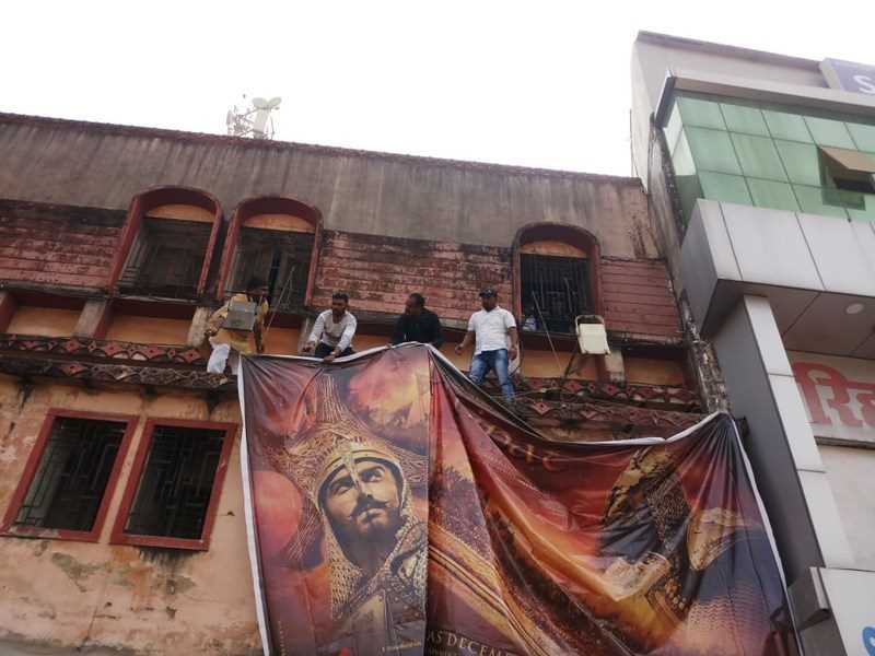 MP पहुंची 'पानीपत' फिल्म के विरोध की आग, पोस्टर-बैनर फाड़े