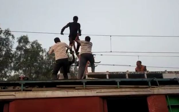 रेलवे की 25000 KVA लाइन पर चढ़ा विक्षिप्त युवक, सुरक्षित उतारा, ट्रैफिक हुआ बाधित