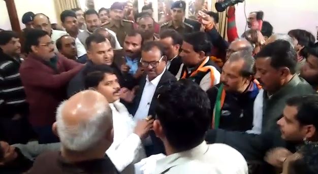 गृहमंत्री के सामने विवाद: सुरक्षाकर्मी पर कांग्रेस नेता को धक्का देने का आरोप, मंत्री ने किया बीच बचाव