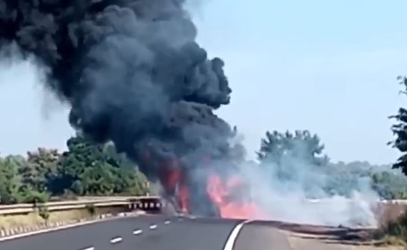 VIDEO: डिवाइडर से टकराने के बाद पलटे टैंकर में लगी आग, ड्राइवर-कंडक्टर ने कूदकर बचाई जान