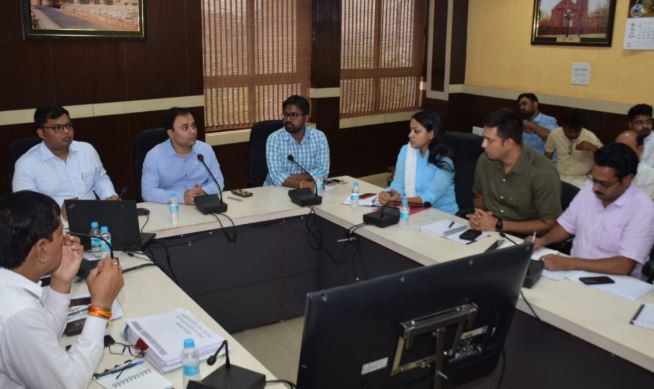 collector-and-officer-will-give-one-day-salary-for-ac-in-school-and-anganwadi-in-gwalior-