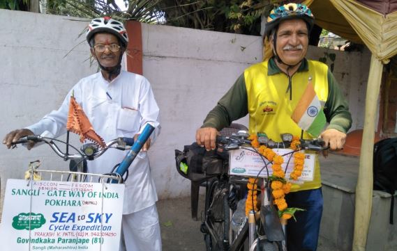 two-person-giving-message-of-environmental-protection-by-going-cycling-from-Mumbai-to-Nepal