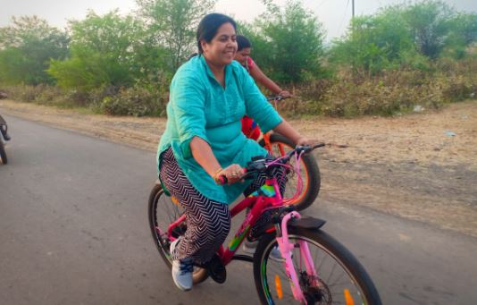 एक नेक काम के लिए साइकिल चला रही ये महिला कलेक्टर