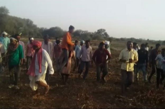 jhabua-woman-forced-to-parade-with-husband-on-shoulders-after-ran-with-lover-mp