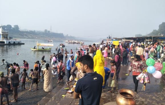-On-the-Narmada-Ghat-a-huge-crowd-of-devotees-on-makar-sankranti