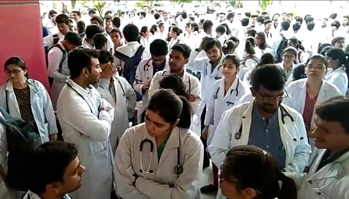 bhopal-junior-doctors-strike-in-mAdhypradesh