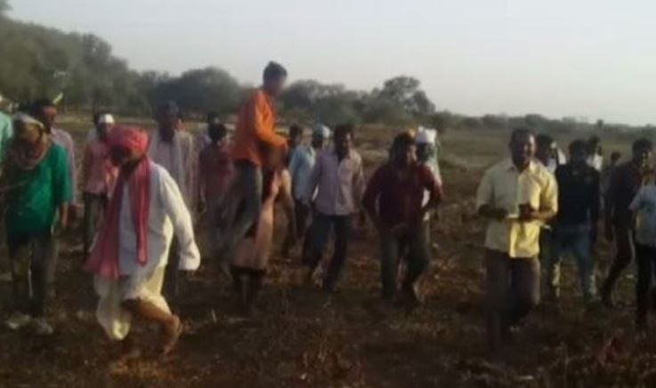 talibani-sentence-in-jhabua-woman-forced-to-parade-with-husband-on-shoulders