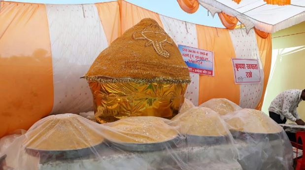 गणपति बप्पा को लगाया 50 क्विंटल के लड्डू का भोग, दर्शन को उमड़ी भीड़