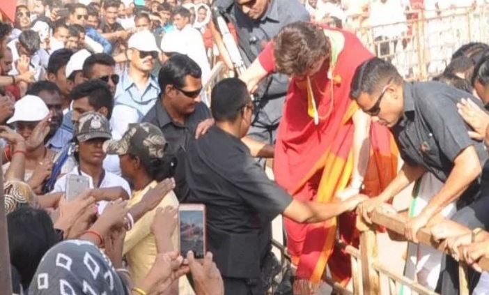 priyanka-gandhi-hops-over-a-barricade-to-meet-supporters-during-in-ratlam