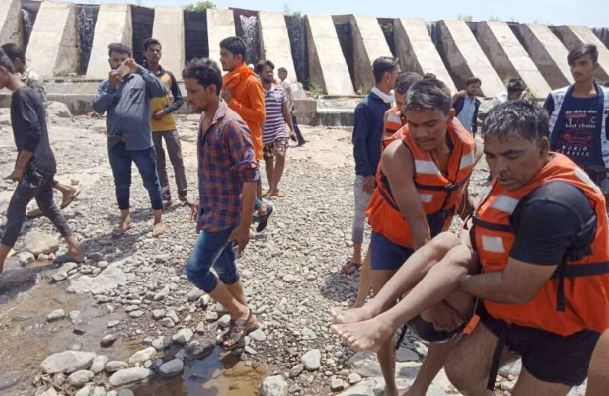 death-of-three-young-men-from-drowning-in-river-khargoun-madhypradesh-