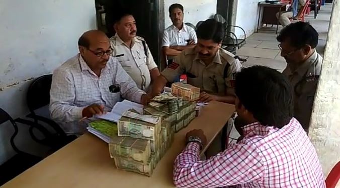 -31-lakh-rupees-caught-from-Bolero-in-police-checking