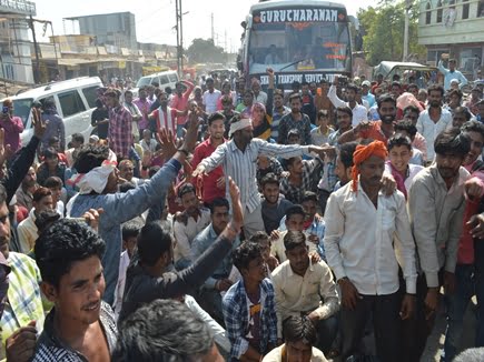angry-farmers-jam-on-the-bhopal-sagar-route-due-to-low-prices-of-paddy