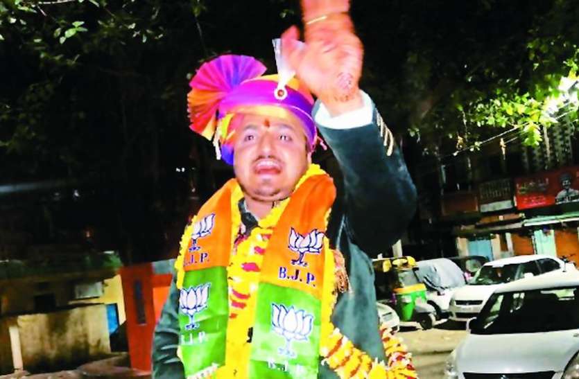 groom-came-out-in-barat-wearing-bjp-scarf-indore-mp--lok-sabha-elections