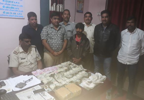 With-29-lakh-rupees-of-hawala-two-men-arrested-in-indore-wearing-a-special-jacket