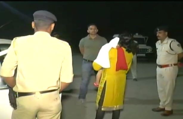 woman-police-officer-on-night-patrol--indore-madhya-pradesh
