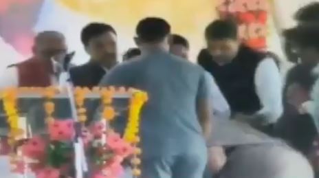 अब BJP विधायक ने छूए कमलनाथ के पैर, वीडियो वायरल, भाजपा में खलबली