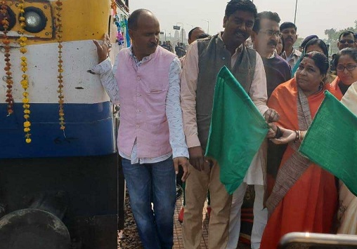 bjp-minister-of-state-wife-inaugurate-train-in-chatarpur