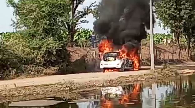 The Burning Car : सांसद के भतीजे की कार धू-धू कर जली, देखिये लाइव वीडियो