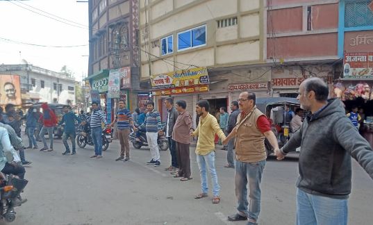 Protest-against-Pulwama-attack-by-making-human-chain