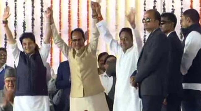 Shivraj-look-in-this-style-with-Scindia-and-Kamal-Nath-on-cm-oath-ceremony-
