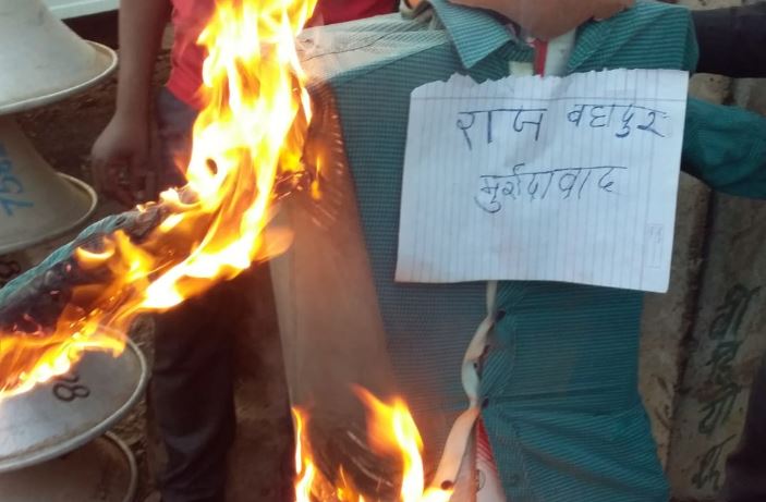 sagar-mp-supporter-burn-effigy-of-bjp-candidate-rajbahadur