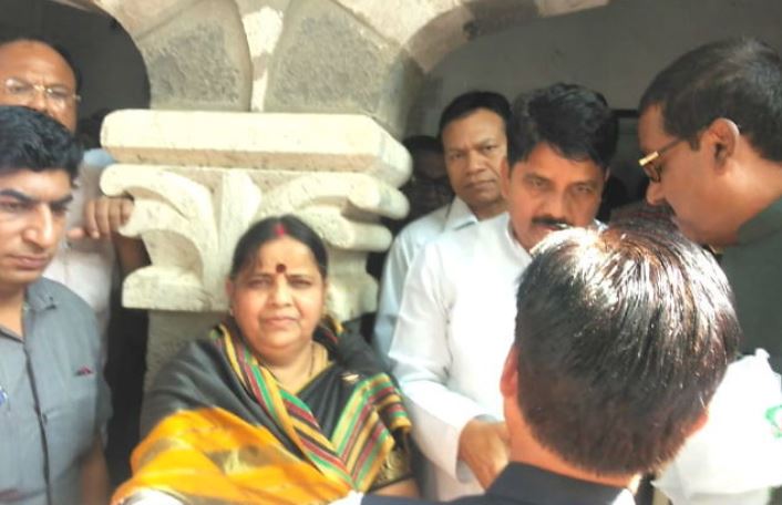महिला कांग्रेस नेता को देख बच्चन से बोले मंत्री, यह भाजपा के लिए काम करती हैं