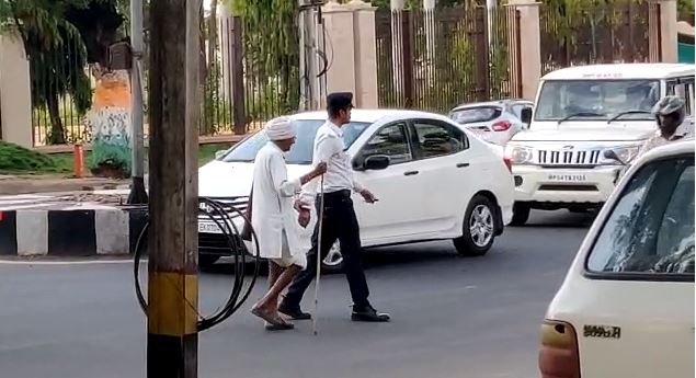 You-will-also-appreciate-this-traffic-police-constable-see-video