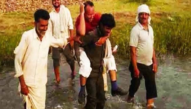 Patwari-on-a-farmer's-back-and-Survey-of-crop-damage-in-shivpuri-district