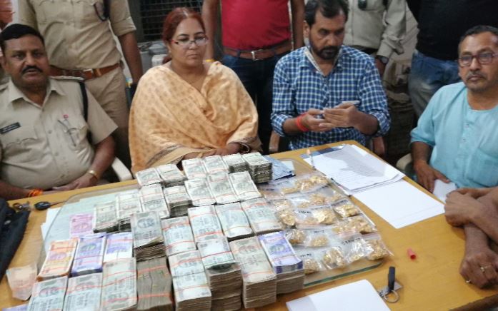 -40-lakhs-cash-and-24-lakhs-of-gold-found-in-car-in-rajgadh