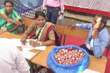 EC-save-polling-personnel-from-the-heat-distributed-Onion-with-EVM