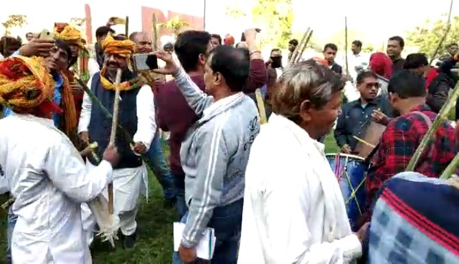 VIDEO--A-wave-of-happiness-in-farmers-after-'debt-waiver'-in-mp