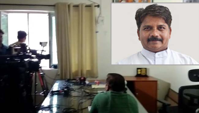 power-cut-during-press-conference-of-home-minister-bala-bacchan