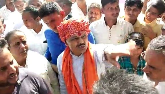 villagers-angry-against-bjp-mla-and-susner-candidate-