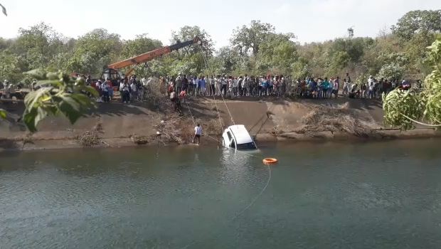 car-drowned-in-the-canal-in-bargi-jabalpur--carried-out-a-body-rescue-continue