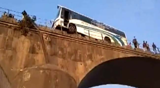 passenger-bus-stopped-at-the-Narmada-bridge-due-to-the-driver's-uncontrolled-in-khargone-district