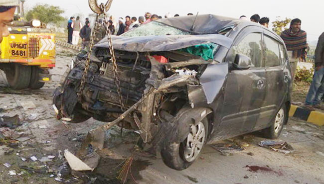 Five-dead-including-parents-of-IPS-in-a-fierce-road-accident-returning-from-a-marriage-function-in-up