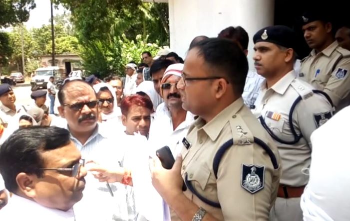 -janpad-Panchayat-officials-surrounded-the-SP-office