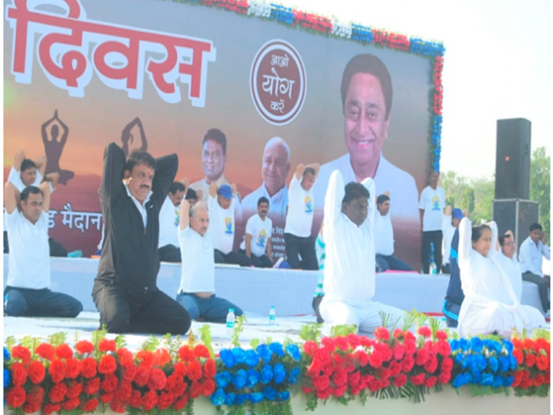 mayor-alok-sharma-staged-protest-after-pm-modi-photo-is-not-there-on-the-banner-of-yoga-progam