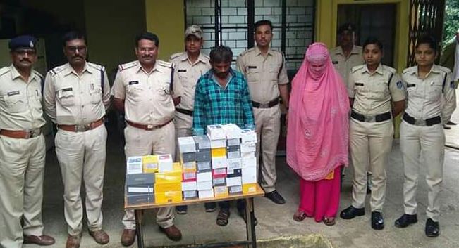 लूट की घटना को अंजाम देने वाले 'बंटी-बबली' धराए, 12 लाख के मोबाइल किए चोरी