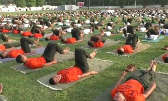 -Army-jawans-and-officials-have-done-yoga-with-family