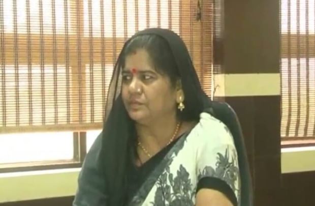 VIDEO VIRAL : अब इमरती देवी के बिगड़े बोल- कमलनाथ की मां- बहन को बता दिया ‘आईटम’