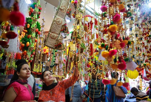 दीपावली पर बाज़ार की रौनक बढ़ी, करोड़ों का कारोबार जारी